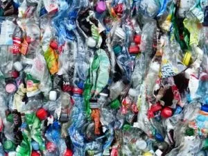 bouteilles pollution plastique