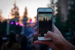 Personne prenant une forêt en photo avec son iPhone