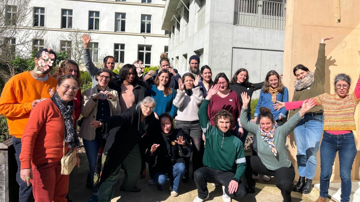 Un groupe de bénévoles de la Maison du Zéro Déchet. Principalement des femmes, de divers âges.